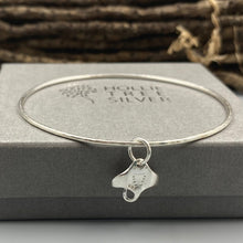 Load image into Gallery viewer, Manta Ray skinny stacker bangle in Sterling Silver
