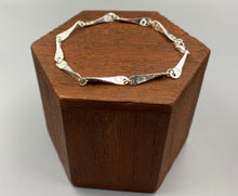 Load image into Gallery viewer, Daisy chain bracelet in large link Sterling Silver
