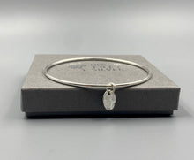 Load image into Gallery viewer, Daisy disc bangle in Sterling Silver - April Birthday
