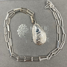 Load image into Gallery viewer, Oyster shell trace chain necklace in Sterling Silver
