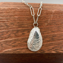 Load image into Gallery viewer, Oyster shell trace chain necklace in Sterling Silver
