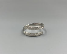 Load image into Gallery viewer, Sterling silver floral pattern wrap ring
