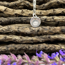 Load image into Gallery viewer, April daisy birthday flower skinny trace chain necklace in Sterling Silver
